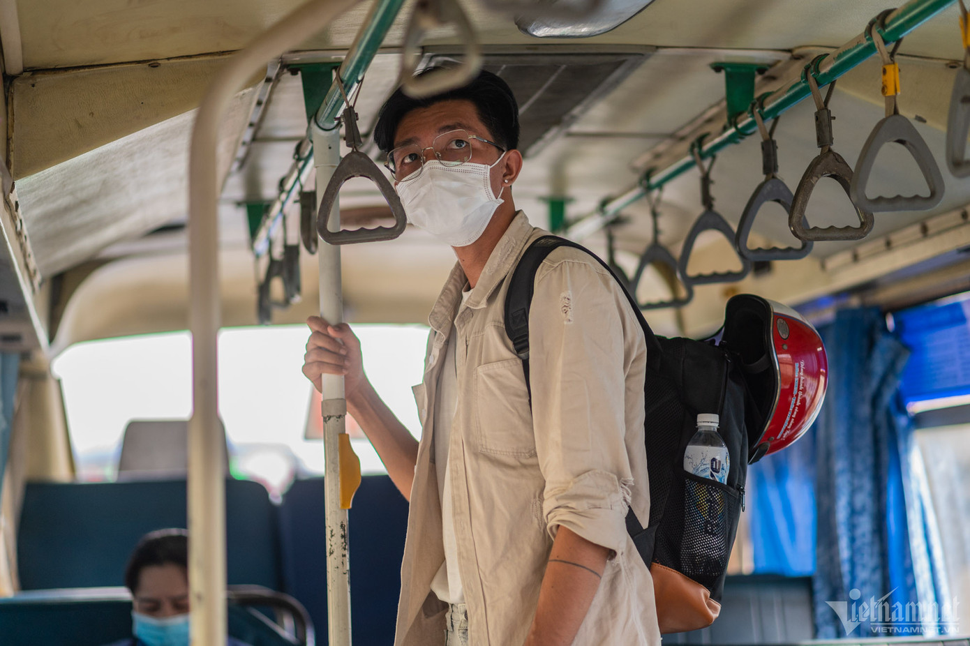 "Thỉnh thoảng có những xe bị hỏng điều hòa nên rất nóng. Biết là vậy, tôi vẫn phải thường xuyên sử dụng tuyến buýt này vì thuận tiện trong lộ trình đi học", một nam sinh viên chia sẻ.