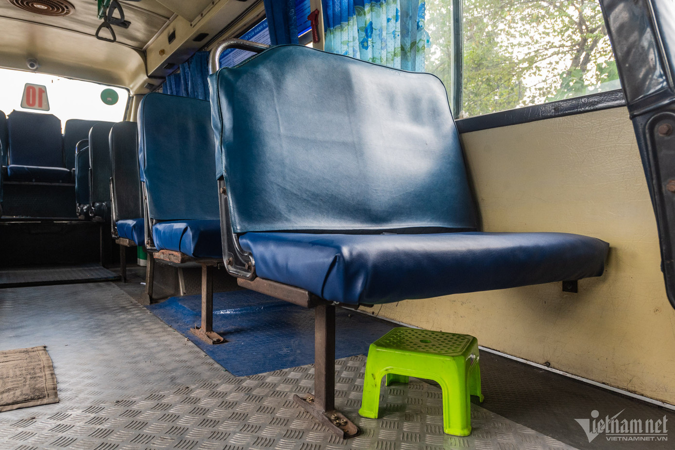 Ghế dành cho hành khách hoen gỉ theo thời gian, đã được gia cố lại nhiều lần. Nhiều chiếc thậm chí không chắc chắc, có thể bị rơi lớp đệm nếu ngồi lên.