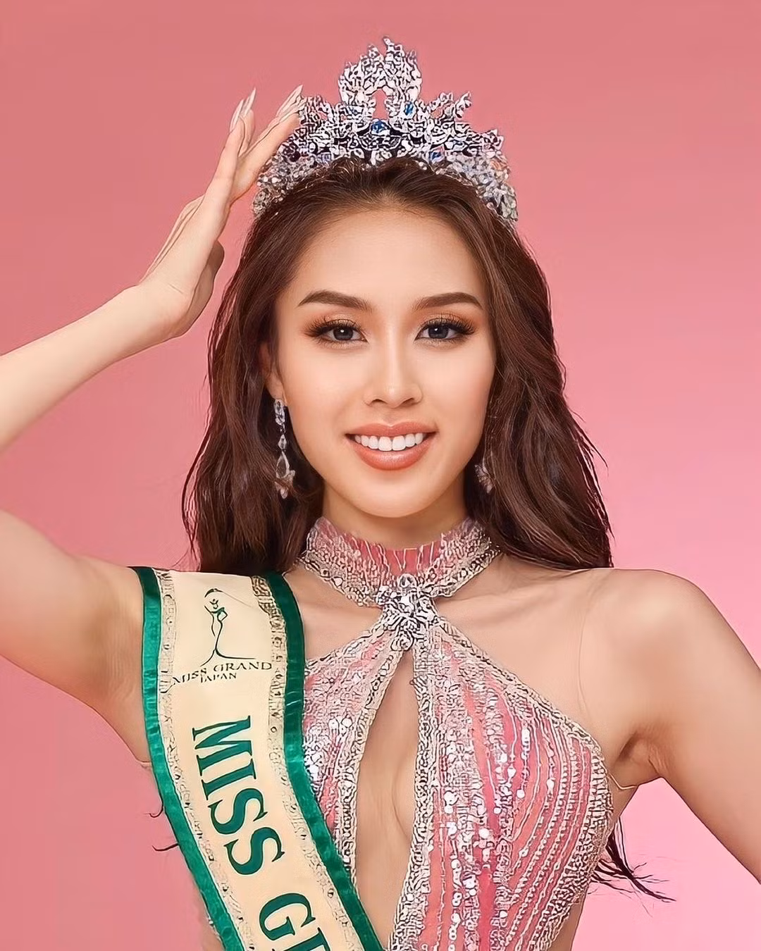 Yayoi Machida năm nay 27 tuổi, cao 1,71 m, có nhan sắc hiện đại và nóng bỏng.