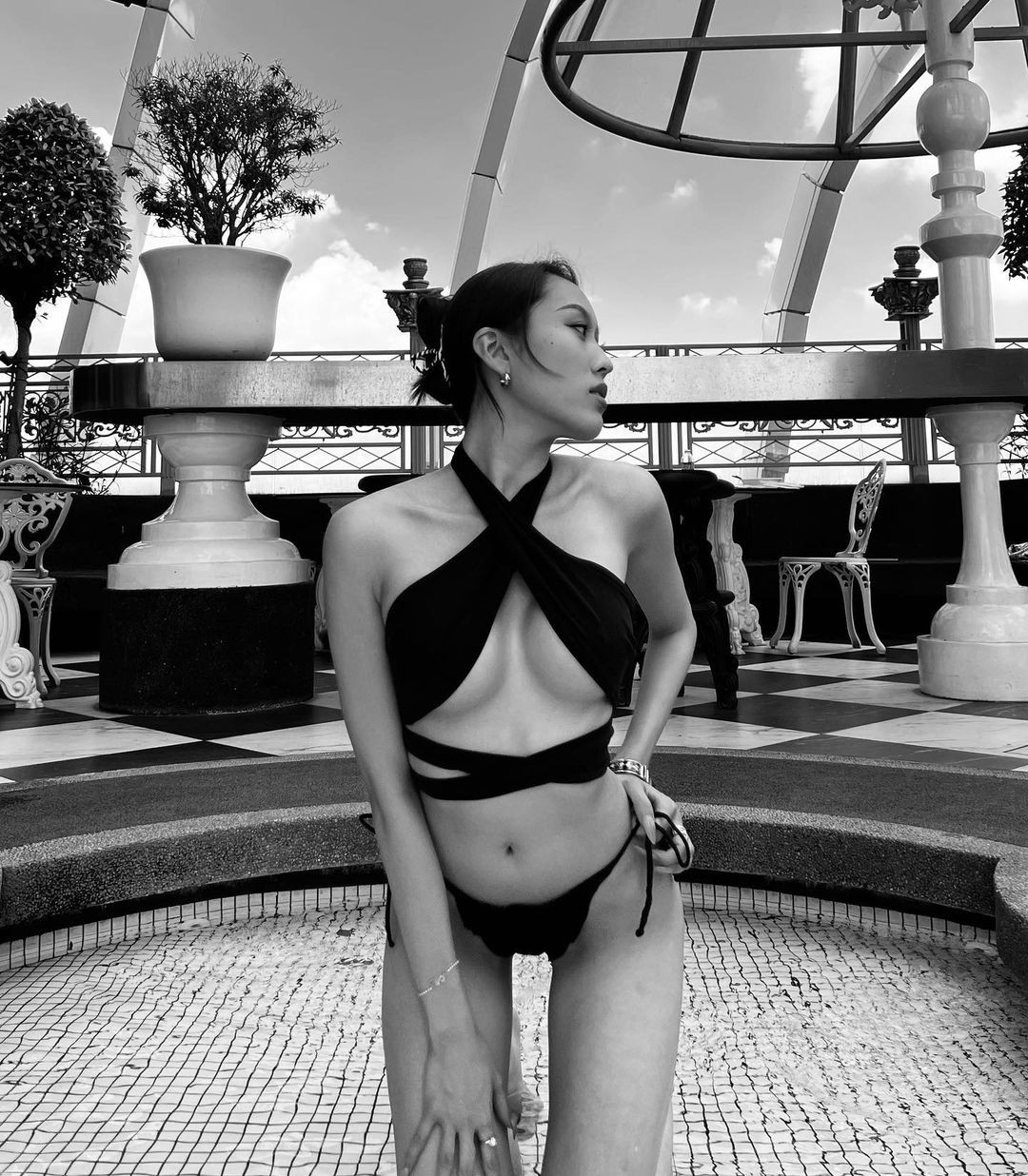 Yayoi Machida có thân hình nóng bỏng. Trên trang cá nhân, cô không ngần ngại đăng tải những hình ảnh quyến rũ với áo tắm.