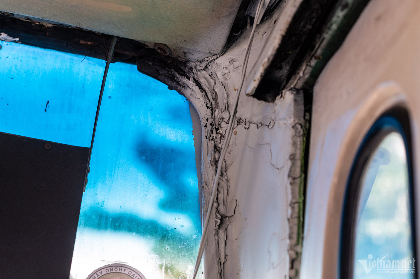 Nhiều chi tiết như đèn, tay cầm, nội thất… trên xe được lắp đặt thiếu đảm bảo và nhếch nhác. Bên trong không có hệ thống loa báo tên trạm dừng sắp đến, gây khó khăn cho hành khách.