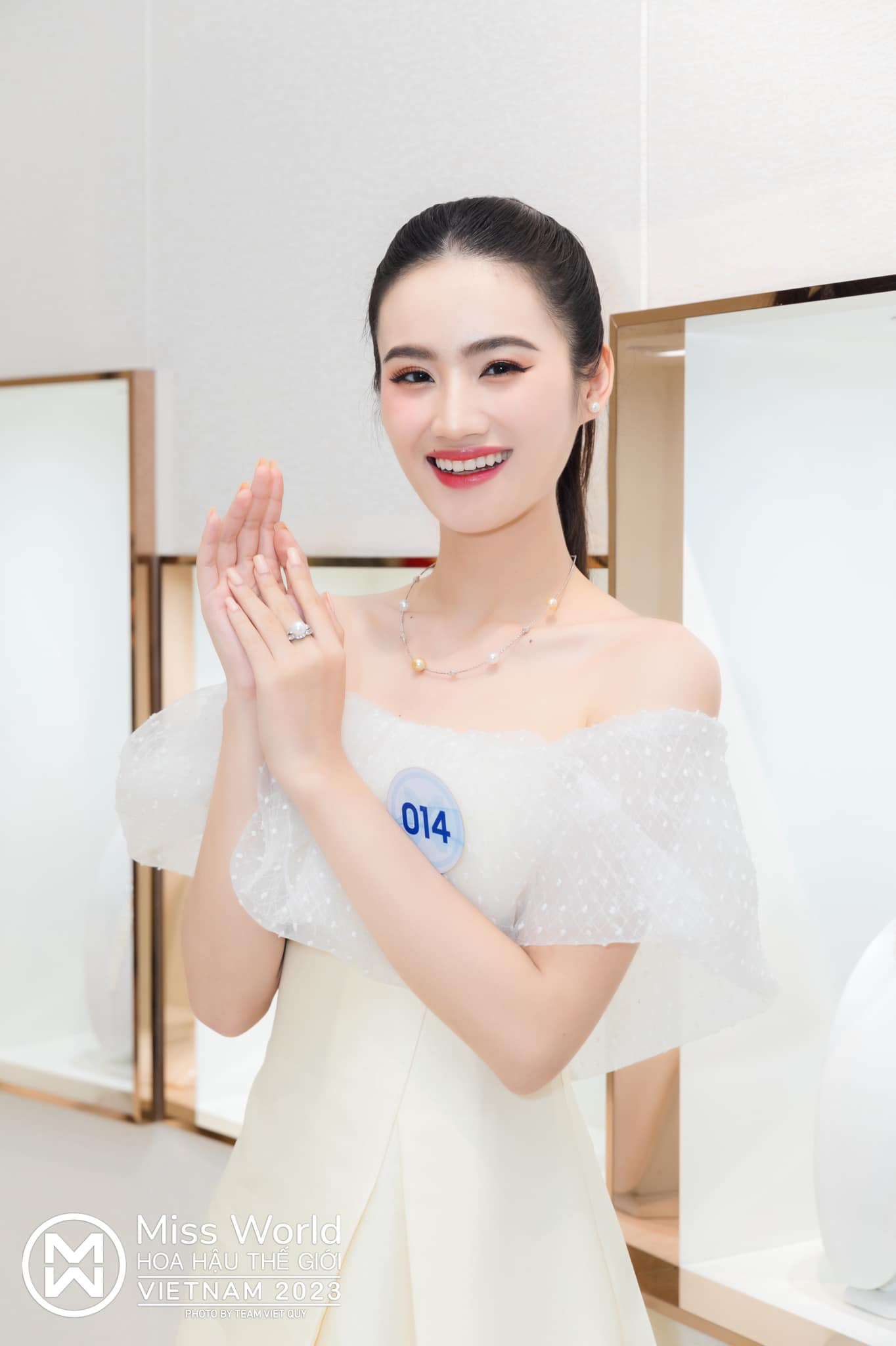 Huỳnh Trần Ý Nhi đăng quang Miss World Vietnam trong chung kết tối 22/7 tại TP Quy Nhơn. Người đẹp sinh năm 2002, quê Bình Định, là sinh viên ngành Quản trị kinh doanh, Đại học Quốc tế, Đại học Quốc gia TPHCM.