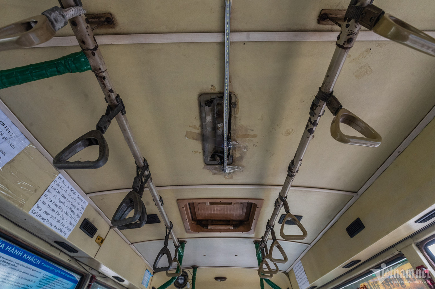 Nội thất bên trong nhiều chiếc xe buýt xuống cấp, lộ rõ dấu vết nham nhở sau nhiều lần trùng tu, máy lạnh khi thì hoạt động, khi thì không.