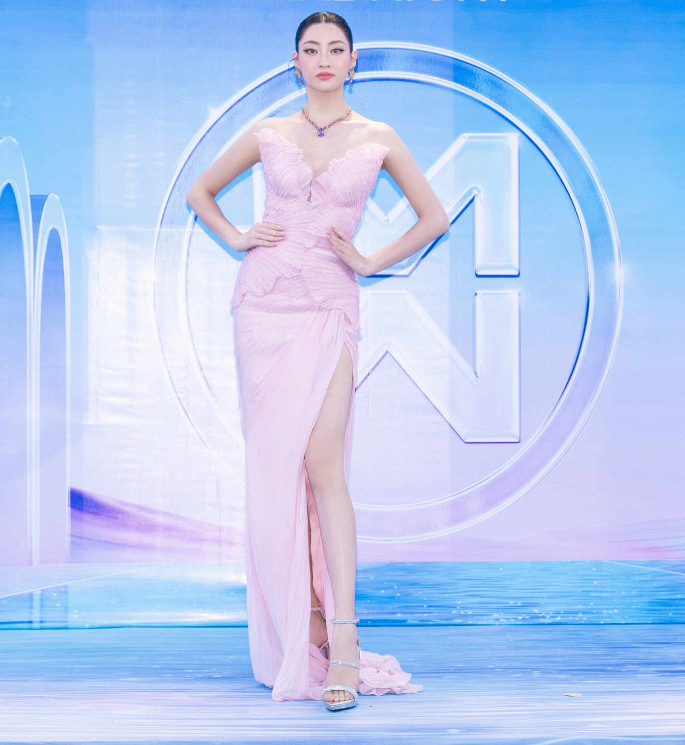 Hoa hậu Lương Thùy Linh diện váy hồng ôm sát quyến rũ.