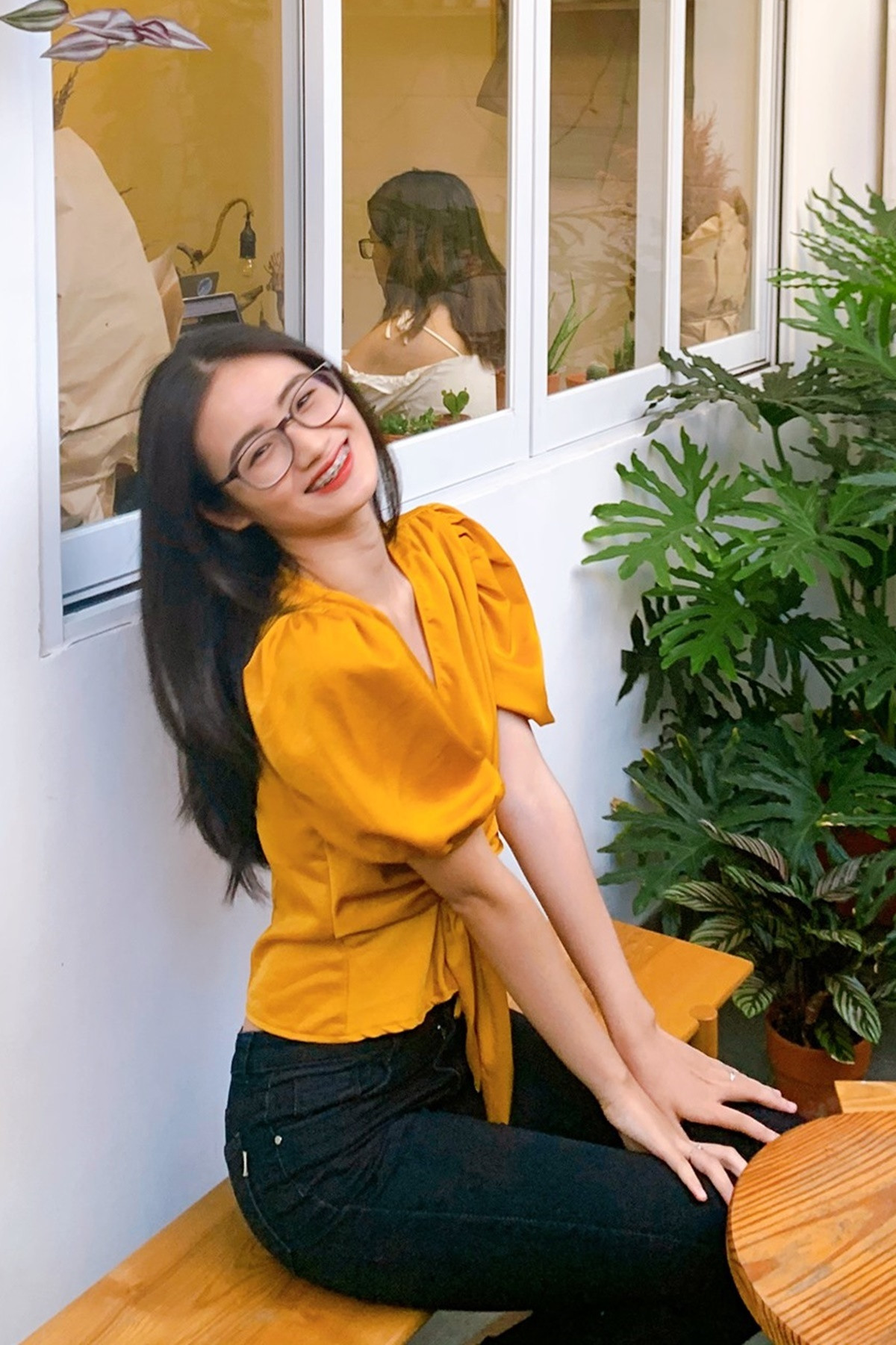 Ở đời thường, Ý Nhi ít trang điểm đậm. Người đẹp từng đeo niềng nên phần răng cửa mọc khấp khểnh trước đây được cải thiện.