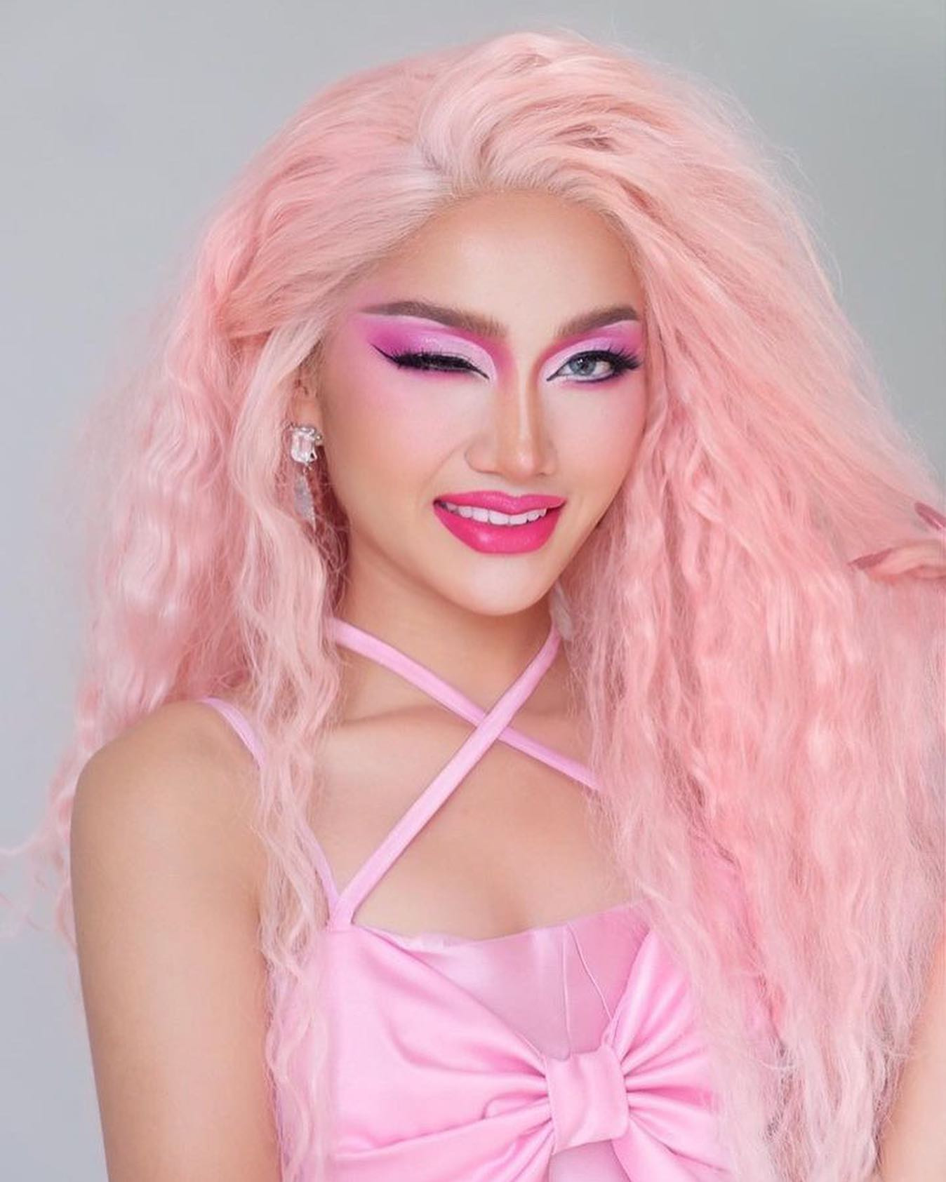 Nhiều bộ trang phục và cách trang điểm, sử dụng phụ kiện của một số thí sinh bị cho là kệch cỡm, sến sẩm.