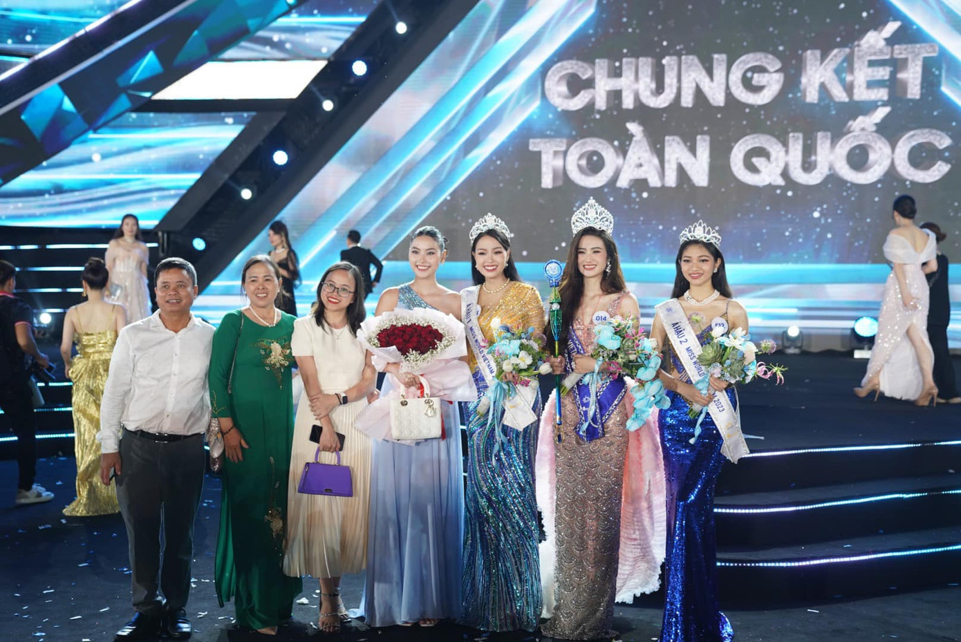 Đào Thị Hà và bố mẹ tới cổ vũ em gái Đào Thị Hiền trong đêm chung kết.