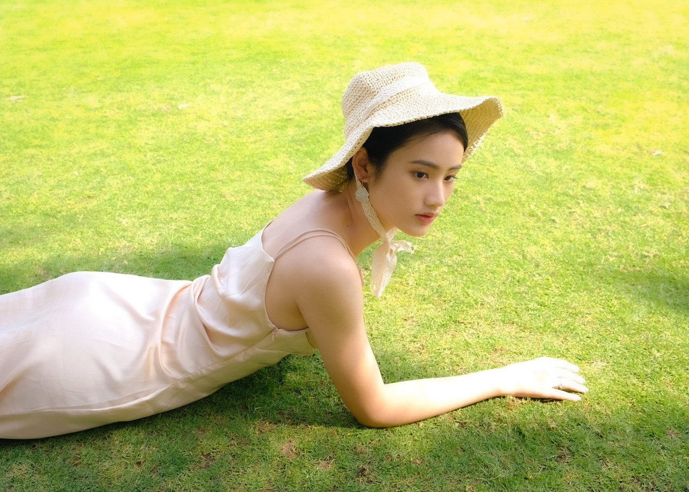 Ngoài đời, cô có nhan sắc trong trẻo, dịu dàng. Với vóc dáng thanh mảnh, Ý Nhi yêu thích những bộ váy lụa bó sát.