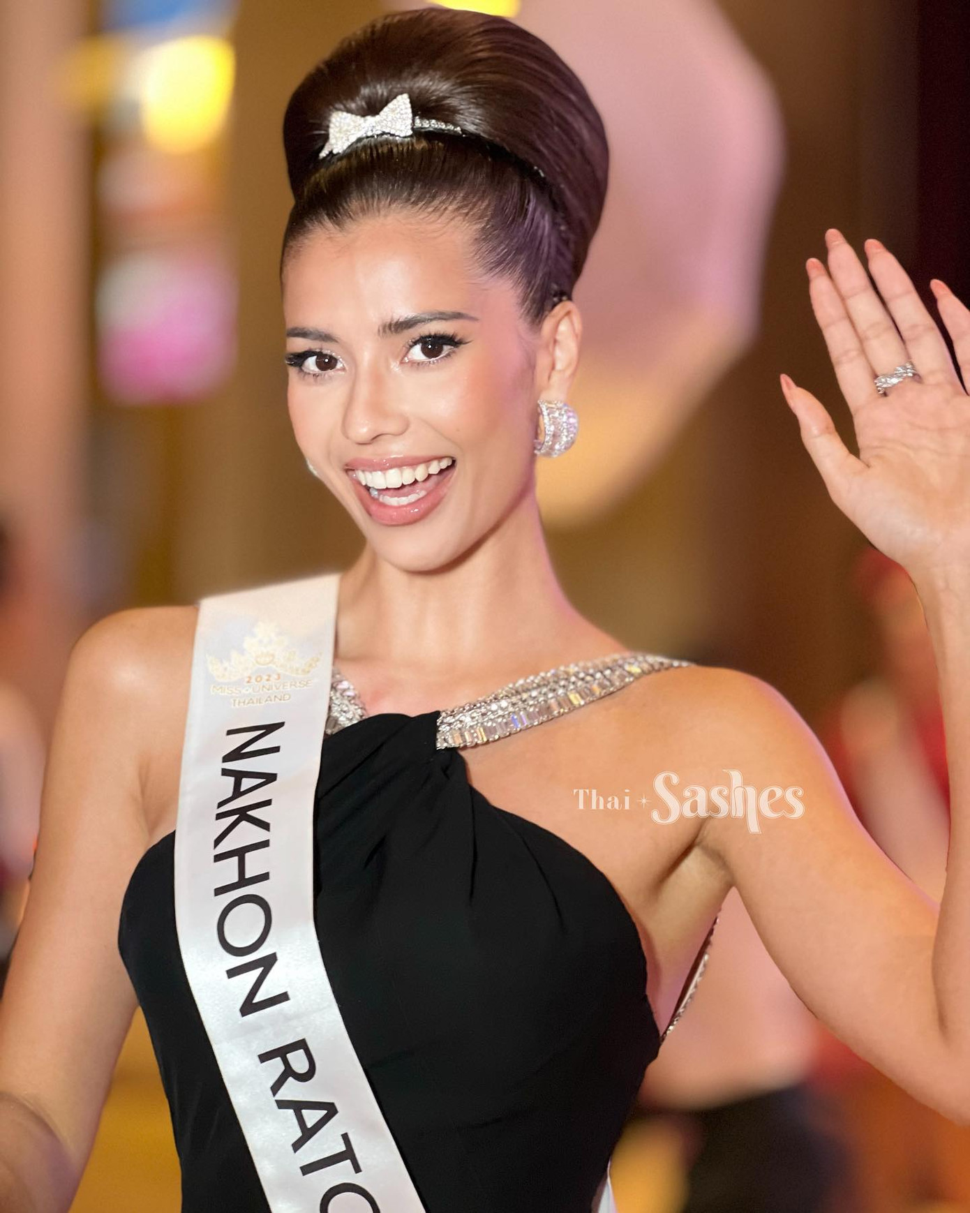 Thí sinh Anntonia Porsild (Hoa hậu Siêu quốc gia 2019) được đánh giá cao với bộ váy màu đen kiểu dáng đuôi cá, kết hợp phụ kiện trang nhã. Vẻ ngoài của cô vừa thanh lịch, vừa đúng chủ đề. Anntonia Porsild sinh năm 1997, mang hai dòng máu Đan Mạch - Thái Lan với chiều cao 1,73 m và thân hình nóng bỏng. Cô đang được đánh giá là ứng viên sáng giá nhất của cuộc thi năm nay sau vòng thi phỏng vấn.