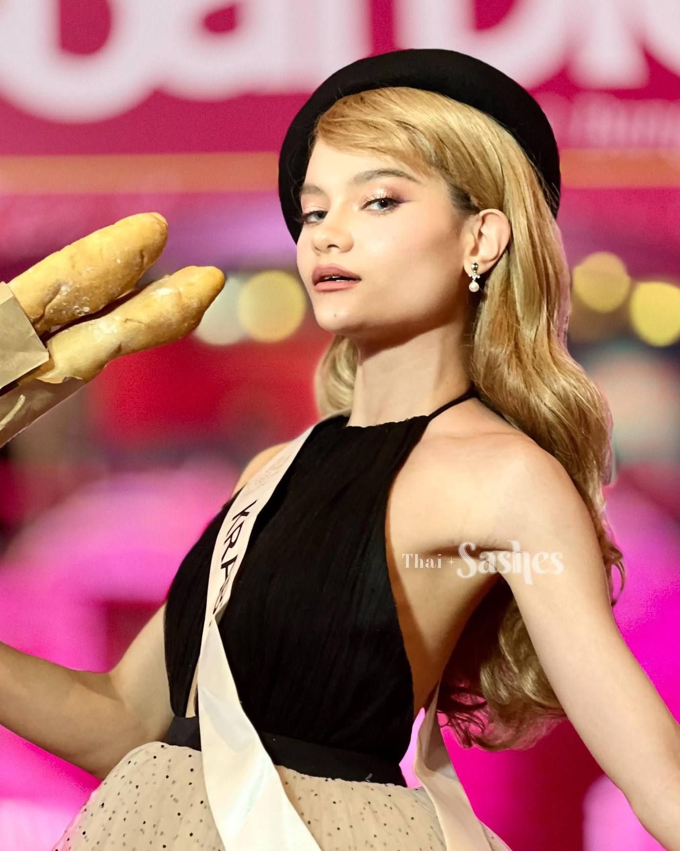 Nhiều bộ trang phục và cách trang điểm, sử dụng phụ kiện của một số thí sinh bị cho là kệch cỡm, sến sẩm.