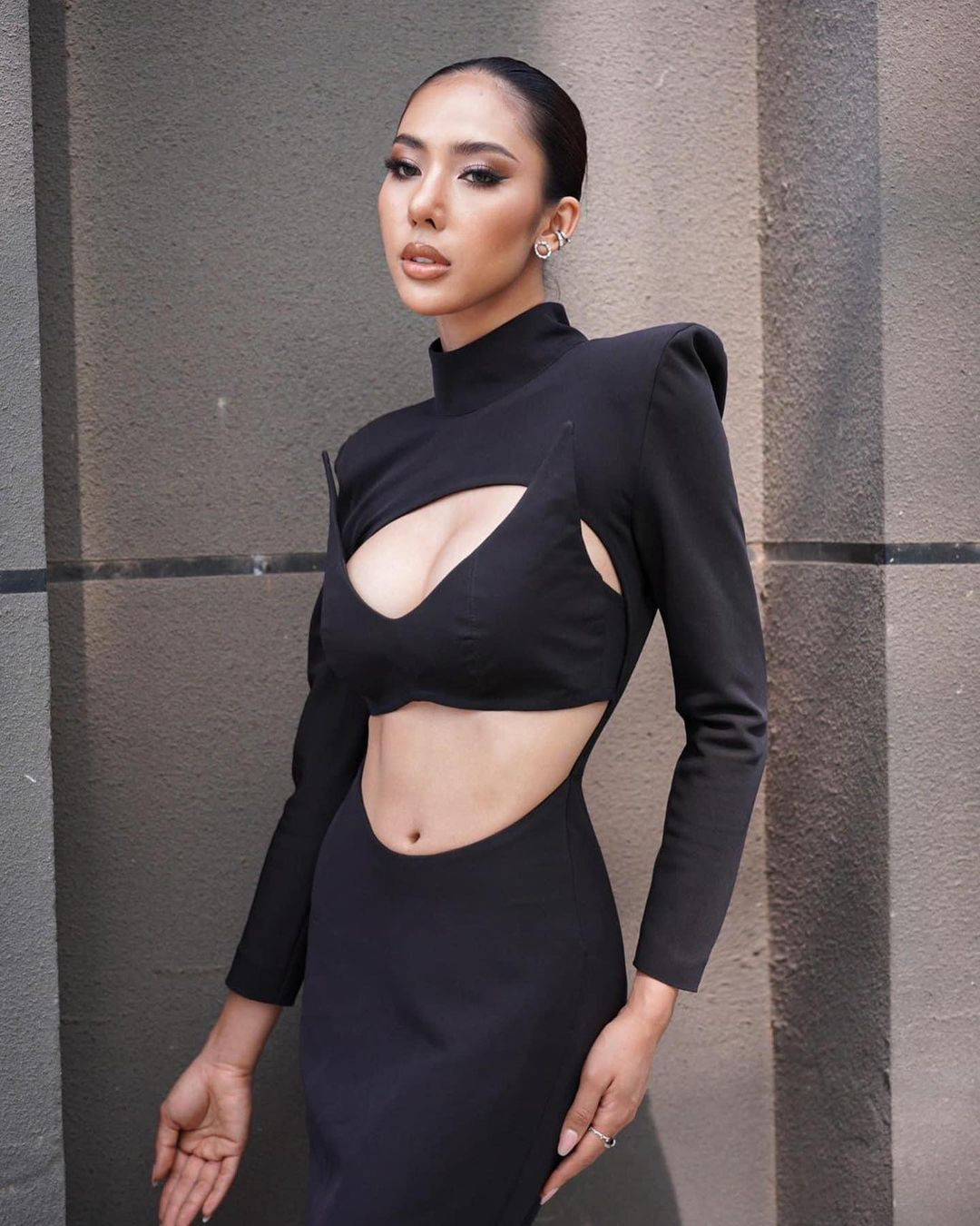 Phaimany Lathsabanthao có gương mặt cá tính, sắc sảo cùng body nóng bỏng. Vẻ đẹp của cô được nhận xét phù hợp với sân chơi Hoa hậu Hoàn vũ.