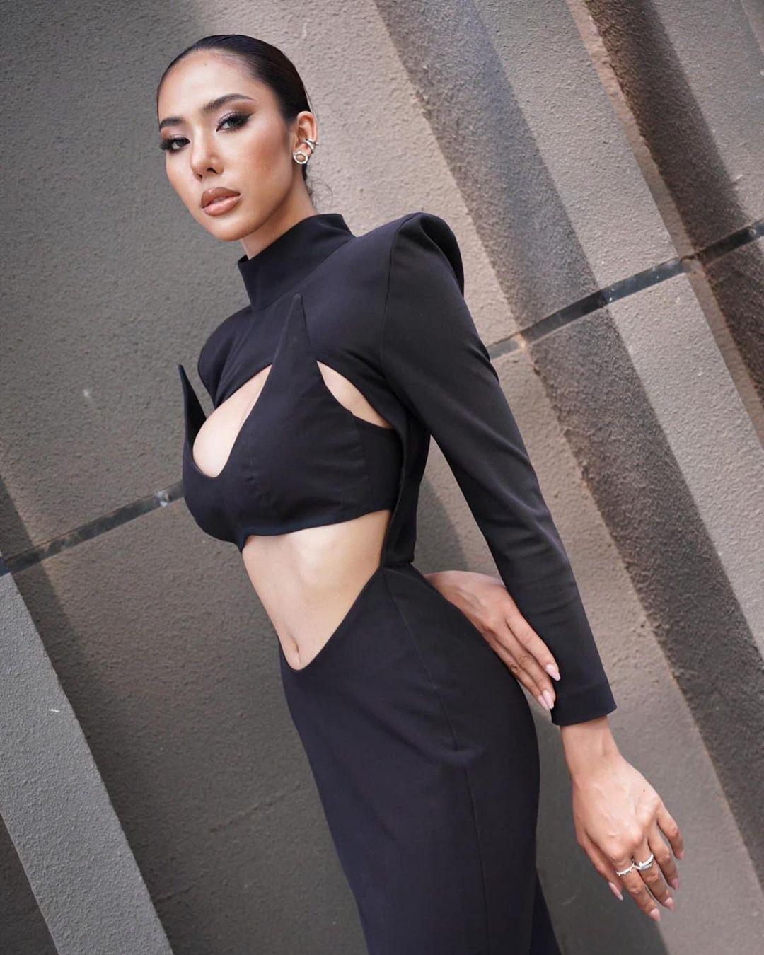 Phaimany Lathsabanthao có gương mặt cá tính, sắc sảo cùng body nóng bỏng. Vẻ đẹp của cô được nhận xét phù hợp với sân chơi Hoa hậu Hoàn vũ.