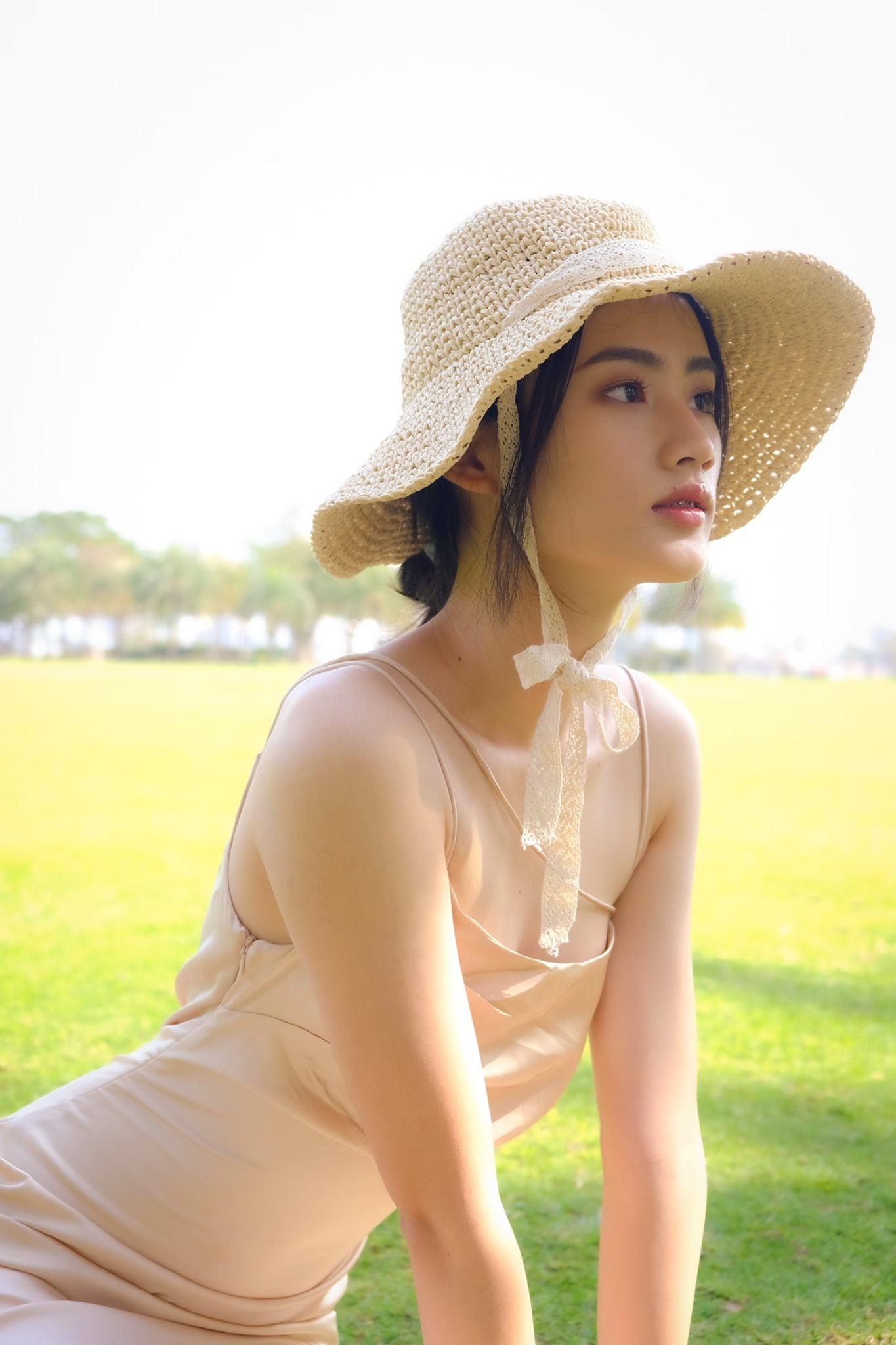 Ngoài đời, cô có nhan sắc trong trẻo, dịu dàng. Với vóc dáng thanh mảnh, Ý Nhi yêu thích những bộ váy lụa bó sát.