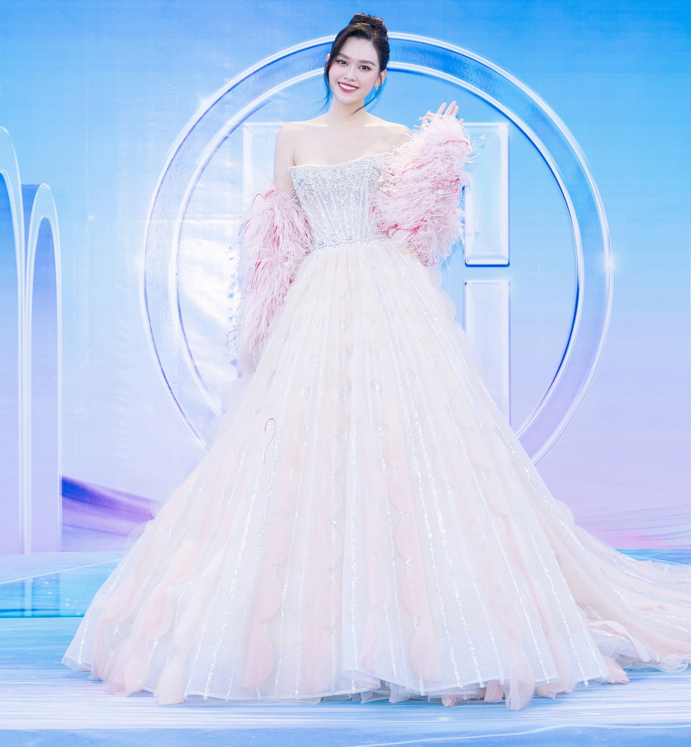 Á hậu Tường San mặc váy xếp nếp, kết hợp áo lông tông màu hồng pastel ngọt ngào.