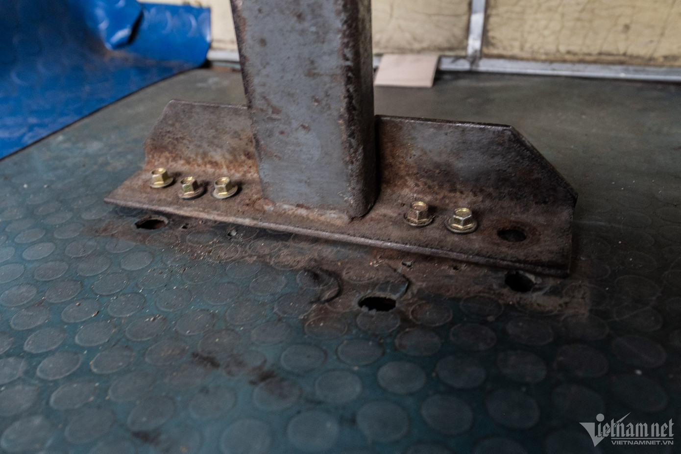 Ghế dành cho hành khách hoen gỉ theo thời gian, đã được gia cố lại nhiều lần. Nhiều chiếc thậm chí không chắc chắc, có thể bị rơi lớp đệm nếu ngồi lên.