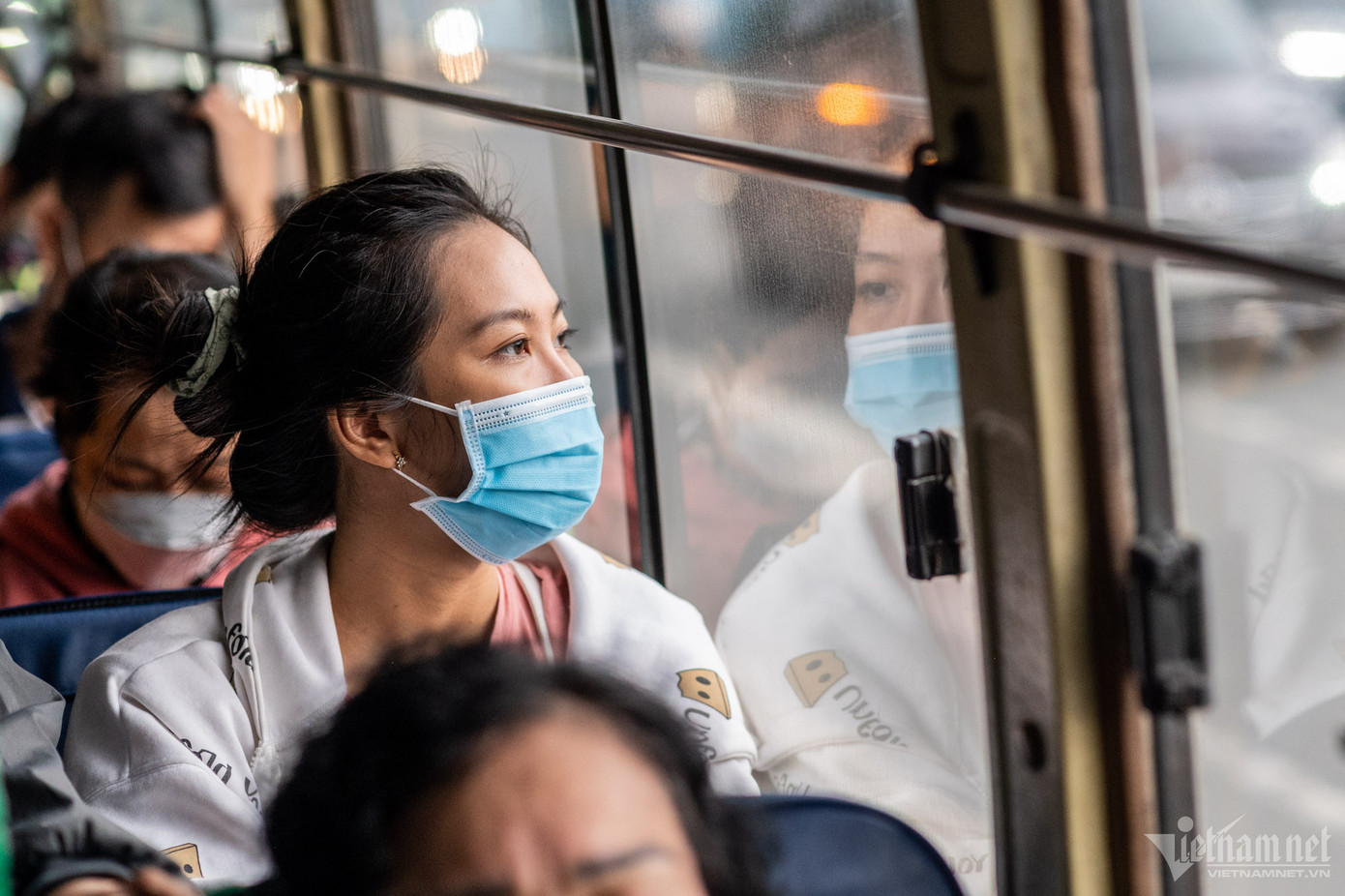 Là một người thường xuyên sử dụng phương tiện công cộng, chị Bảo Quý (quận Bình Thạnh) mong rằng các chuyến xe sẽ được thay mới, hiện đại hơn, đặc biệt là tuyến buýt số 10. "Mỗi lần gặp chuyến nào đông khách tôi đều không dám lên vì xe chạy khá rung lắc, nhiều người cảm thấy rất bí bách", nữ hành khách chia sẻ.