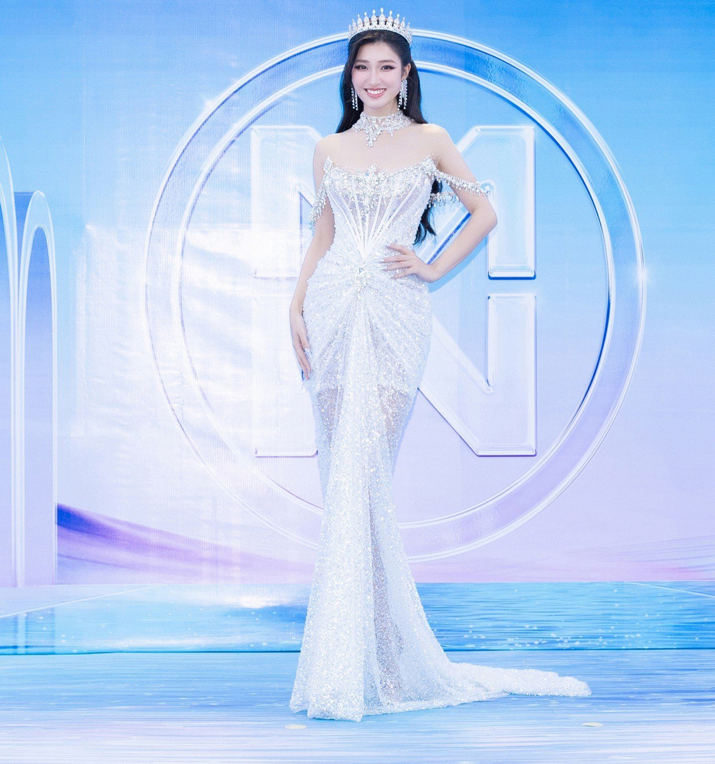 Á hậu Nguyễn Phương Nhi diện váy bạc yêu kiều.