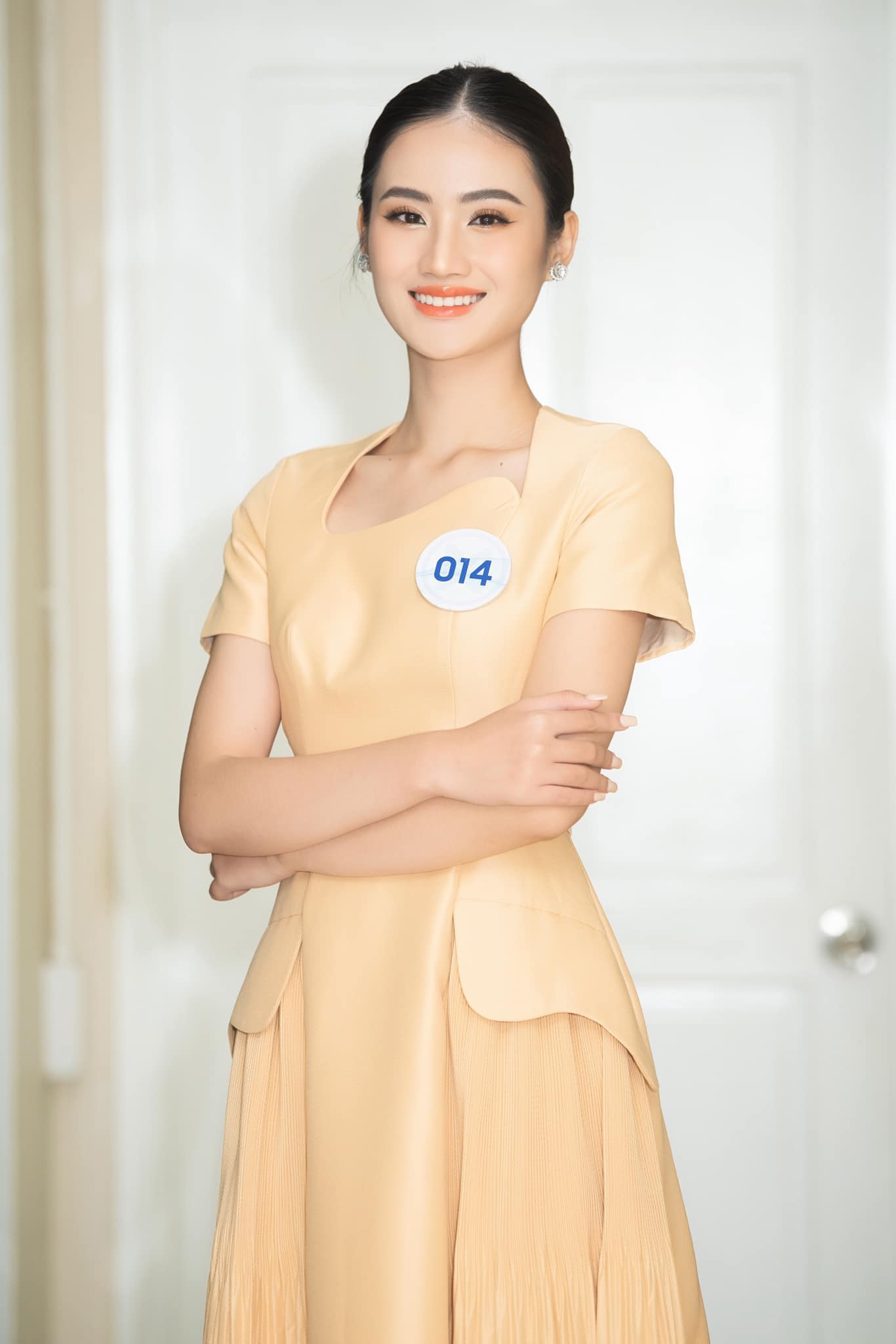 Huỳnh Trần Ý Nhi đăng quang Miss World Vietnam trong chung kết tối 22/7 tại TP Quy Nhơn. Người đẹp sinh năm 2002, quê Bình Định, là sinh viên ngành Quản trị kinh doanh, Đại học Quốc tế, Đại học Quốc gia TPHCM.