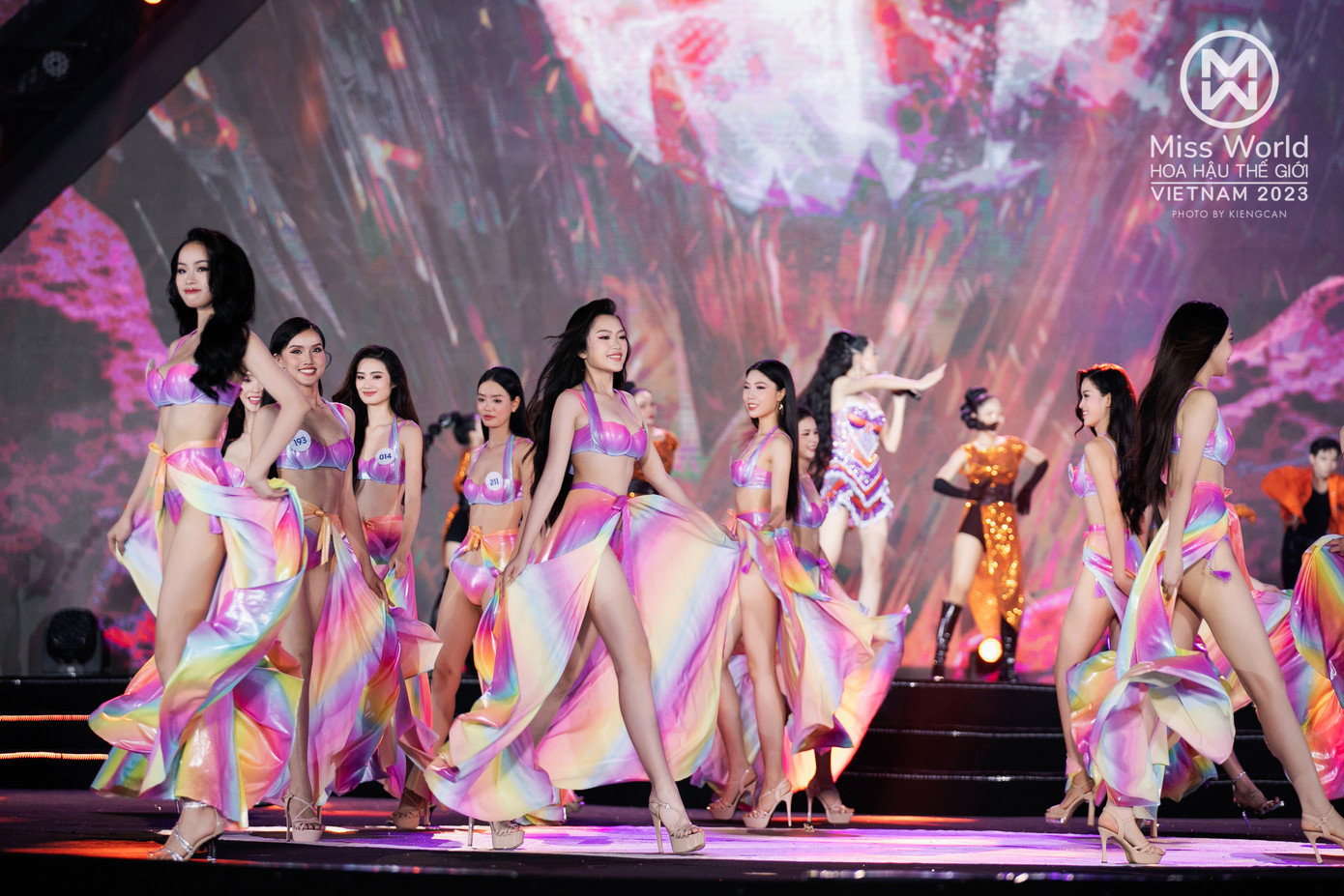 Tối 22/7, sau khi công bố top 20 các thí sinh bước ra sân khấu trình diễn trang phục bikini. Năm nay, thí sinh trình diễn bikini tông màu hồng ngọt ngào, quyến rũ, kết hợp cùng áo choàng rực rỡ.