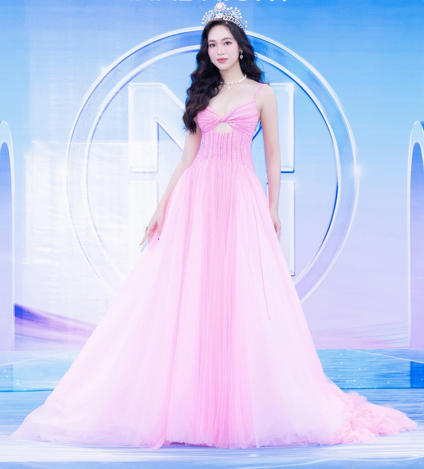 Á hậu Trịnh Thùy Linh diện váy hồng kiểu dáng xòe cổ điển.