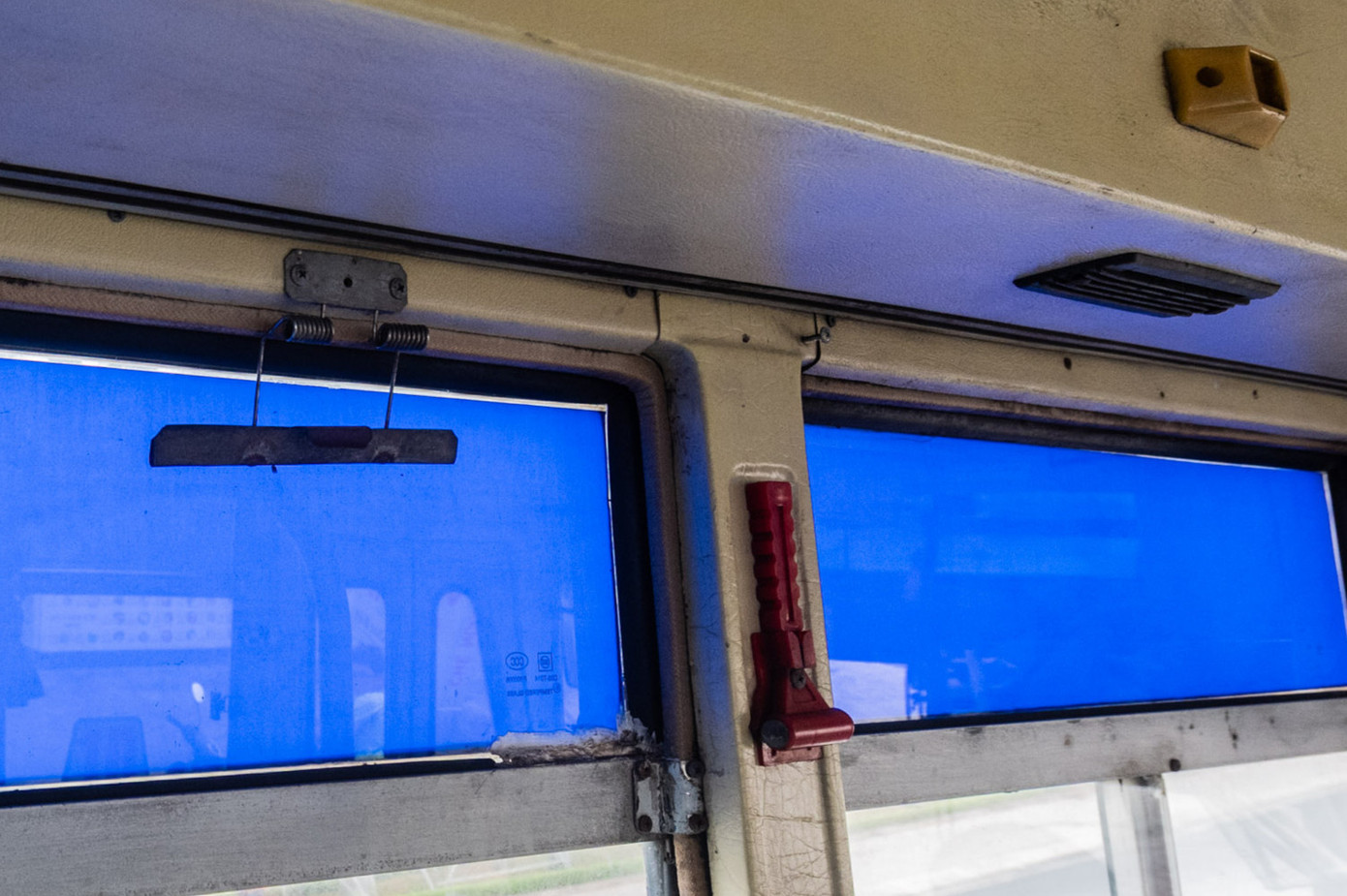 Nhiều chi tiết như đèn, tay cầm, nội thất… trên xe được lắp đặt thiếu đảm bảo và nhếch nhác. Bên trong không có hệ thống loa báo tên trạm dừng sắp đến, gây khó khăn cho hành khách.