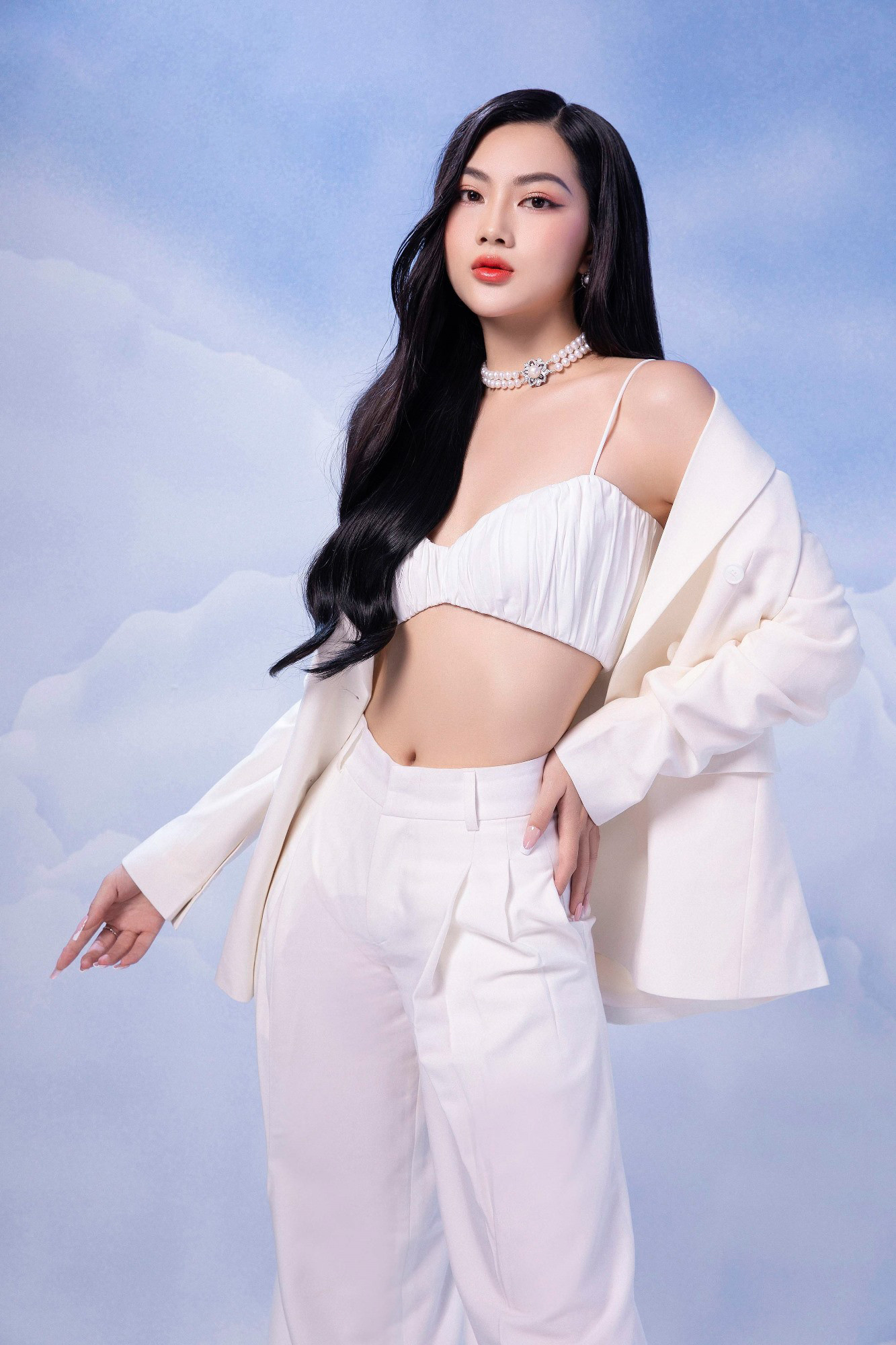 "Dừng chân ở top 40 Miss World Vietnam là một trải nghiệm cho tôi nhiều bài học. Đến với Miss Grand Vietnam 2023, tôi mong muốn được thể hiện bản thân nhiều hơn", Quỳnh Thư chia sẻ.