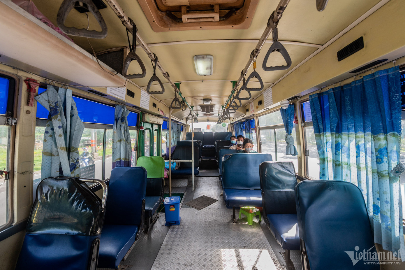 Phóng viên có mặt trên một chiếc xe hành trình từ Bến xe Miền Tây, suốt một chặng dài, trong khoang với chỉ vỏn vẹn 3 hành khách. Nhiều người tỏ ra không hài lòng khi chất lượng xe đáng lo ngại.