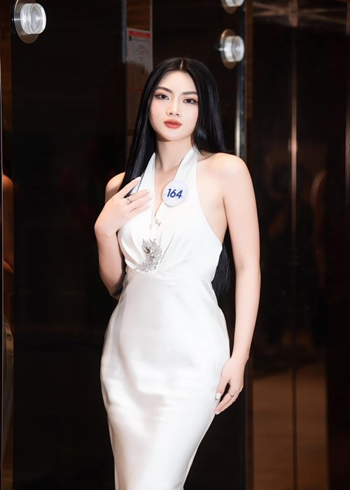 "Dừng chân ở top 40 Miss World Vietnam là một trải nghiệm cho tôi nhiều bài học. Đến với Miss Grand Vietnam 2023, tôi mong muốn được thể hiện bản thân nhiều hơn", Quỳnh Thư chia sẻ.