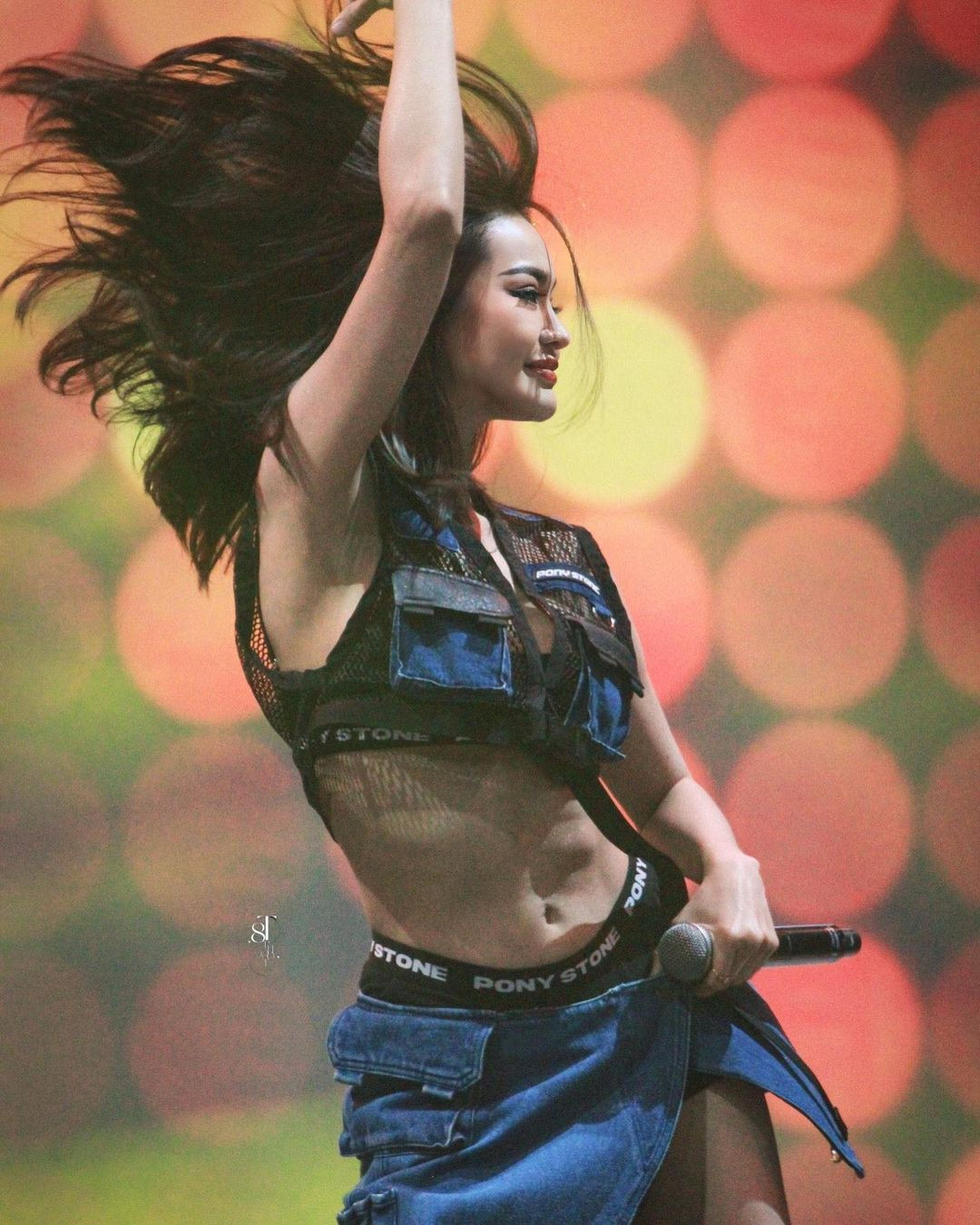 Engfa Wahara có nhiều động tác biểu diễn được cho là phản cảm.