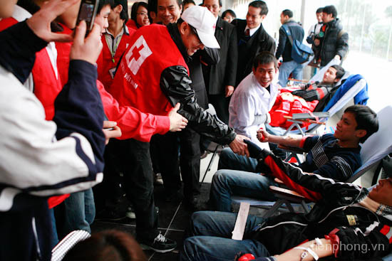 Lý Liên Kiệt động viên các bạn trẻ hiến máu. Lý Liên Kiệt động viên các bạn trẻ hiến máu