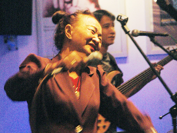 Ngọc Thy biểu diễn ở quán Yoko cùng nghệ sĩ ghi ta bass Lâm Minh Phương Ảnh: T.N.A