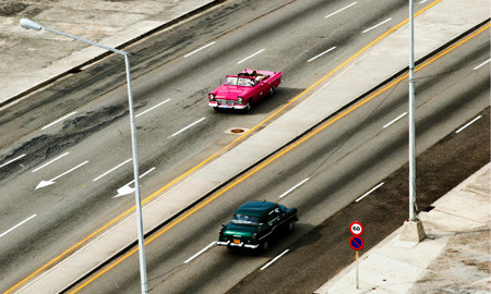 Khách du lịch tới Cu Ba rất yêu thích ngắm nhìn những phương tiện giao thông cổ điển này