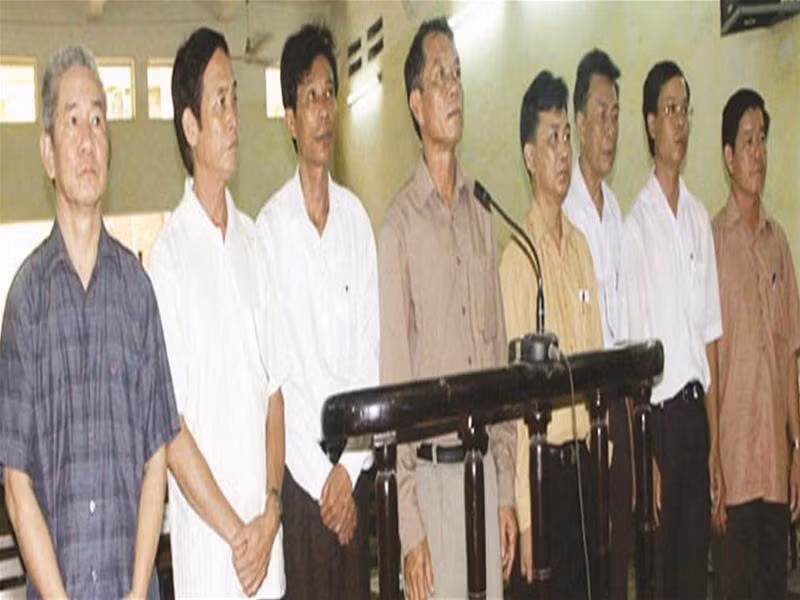 8 bị cáo trước vành móng ngựa. Ảnh: Phạm Duẩn 8 bị cáo trước vành móng ngựa. Ảnh: Phạm Duẩn
