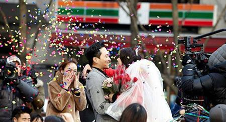 Sao Hoa ngữ kiếm bộn tiền nhờ… yêu nhau ảnh 1