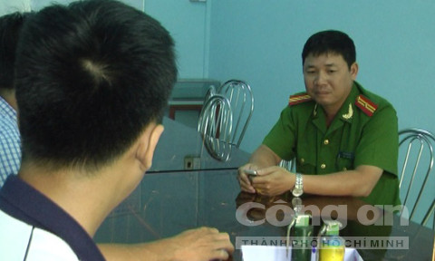 Nam sinh viên giấu 2 quả lựu đạn để... phòng thân ảnh 1