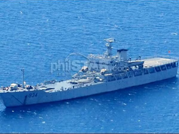 Tàu đổ bộ số hiệu 934 của Trung Quốc thả tại bãi đá Subi. Ảnh: Philippines Star 