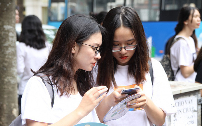 Gần 900.000 sỹ tử khẩu trang kín bưng làm thủ tục thi tốt nghiệp THPT ảnh 46