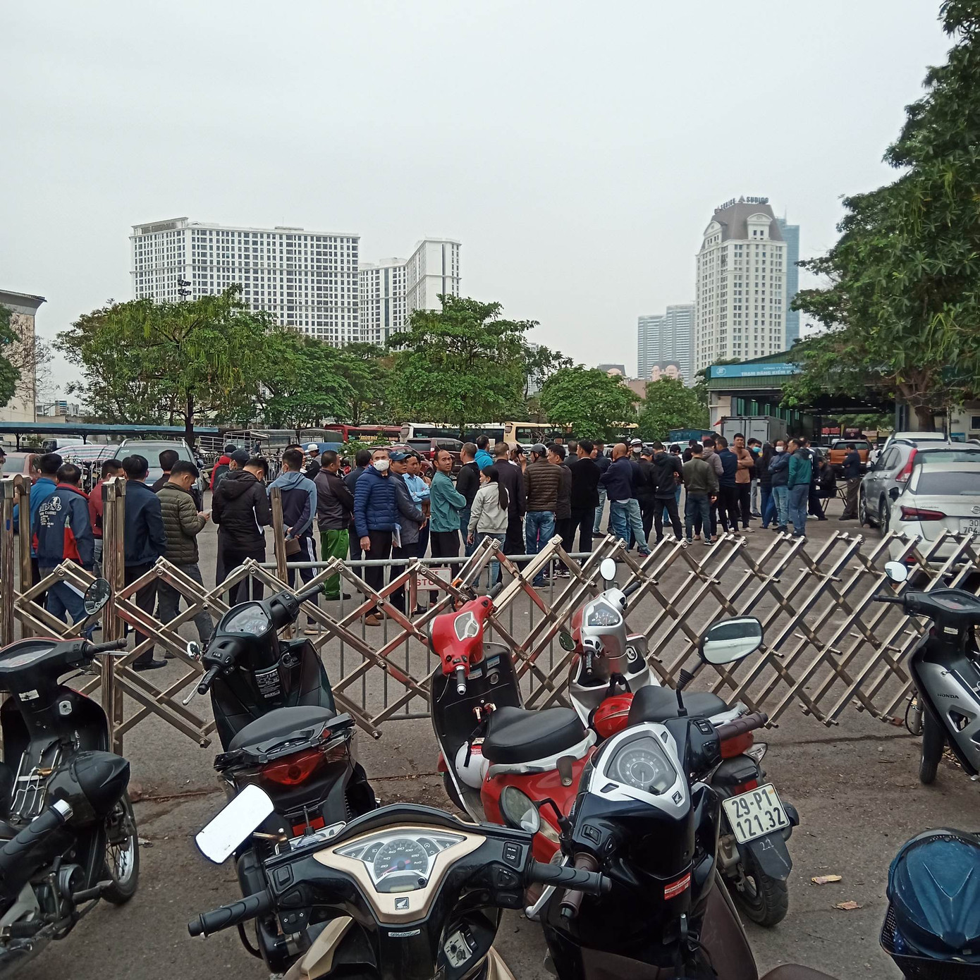 Cánh cổng trung tâm đăng kiểm đã đóng lại với hàng dài tài xế chờ đợi. Cánh cổng trung tâm đăng kiểm đã đóng lại với hàng dài tài xế chờ đợi.