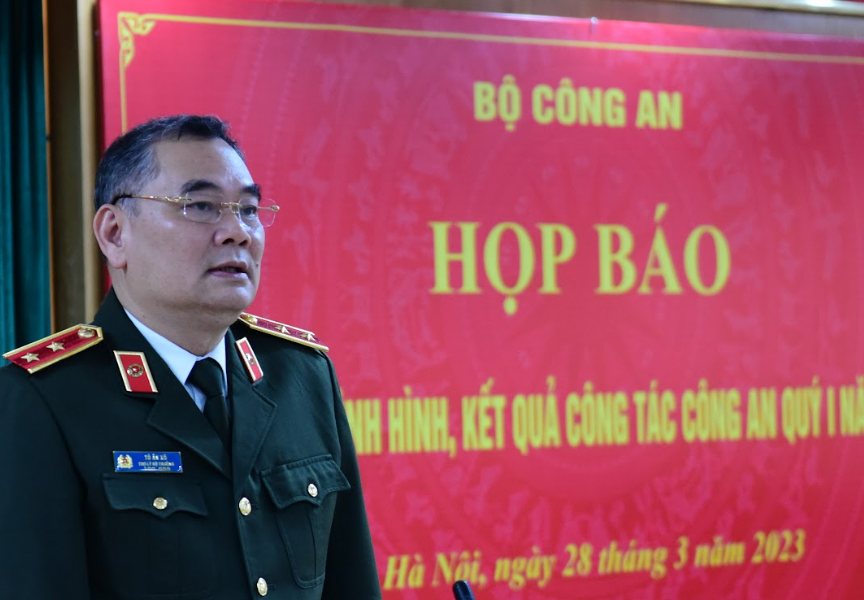 Trung tướng Tô Ân Xô trả lời tại cuộc họp báo.