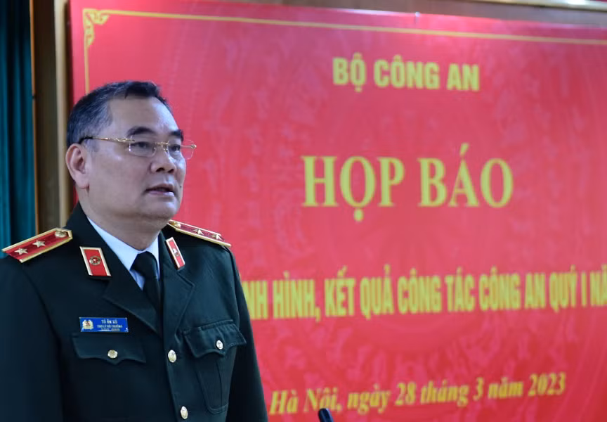 Trung tướng Tô Ân Xô trả lời tại cuộc họp báo.