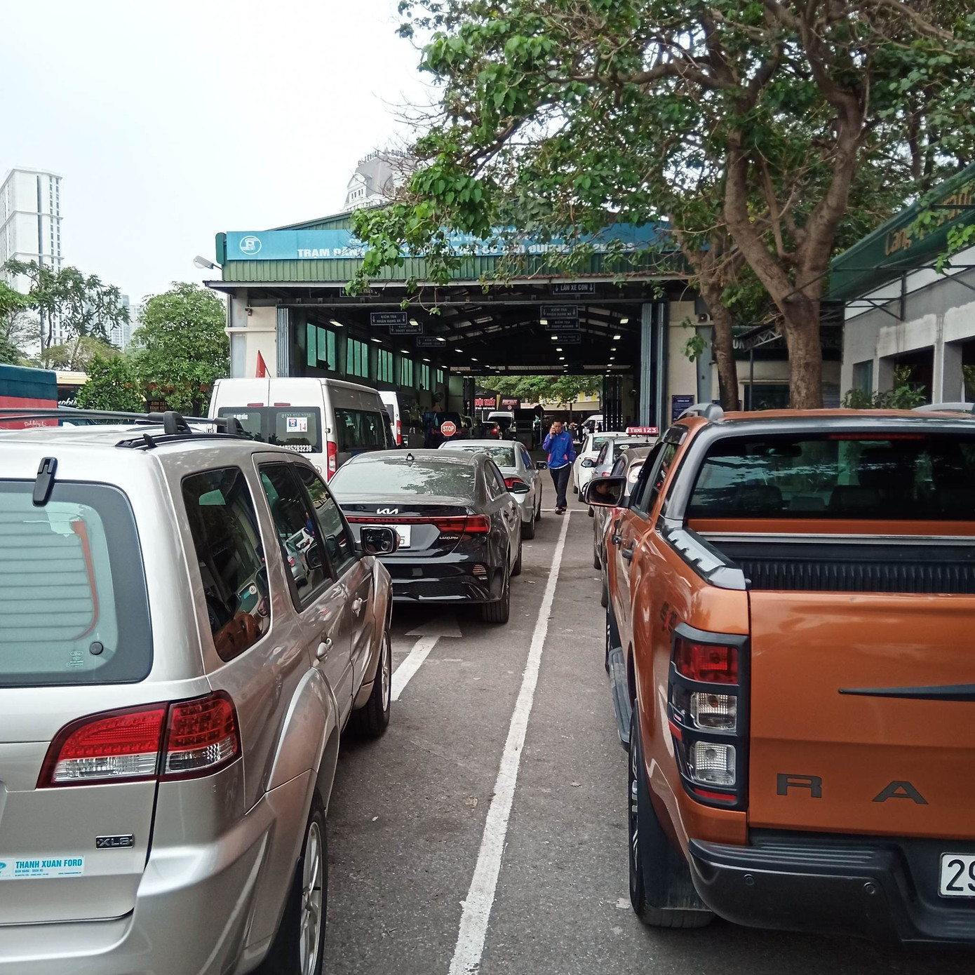 Những chiếc ô tô xếp hàng dài chờ đăng kiểm tại Trung tâm 2903S. Ảnh: Đ.H Những chiếc ô tô xếp hàng dài chờ đăng kiểm tại Trung tâm 2903S. Ảnh: Đ.H