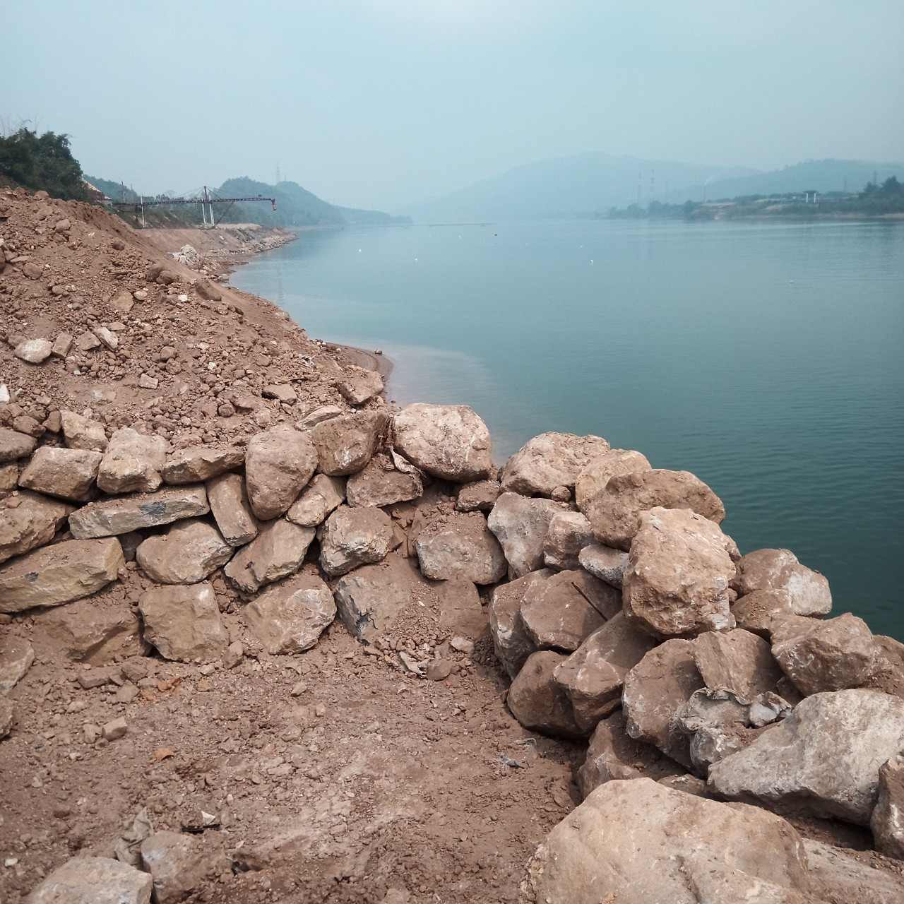 Hàng trăm khối đất đá đổ phình ra lấn dòng chảy sông Đà. Hàng trăm khối đất đá đổ phình ra lấn dòng chảy sông Đà.