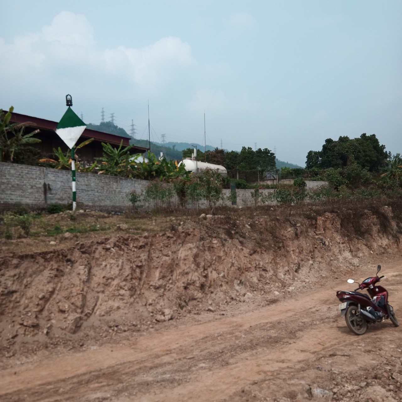 Khu vực đất bờ sông bị đào lấy đất san lấp. Khu vực đất bờ sông bị đào lấy đất san lấp.