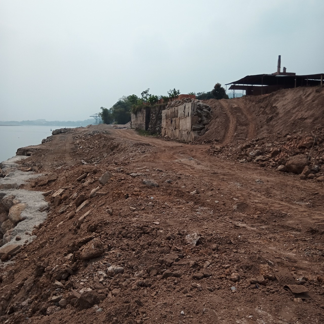 Cả khúc sông dài cả trăm mét được san lấp bằng đất đá. Cả khúc sông dài cả trăm mét được san lấp bằng đất đá.