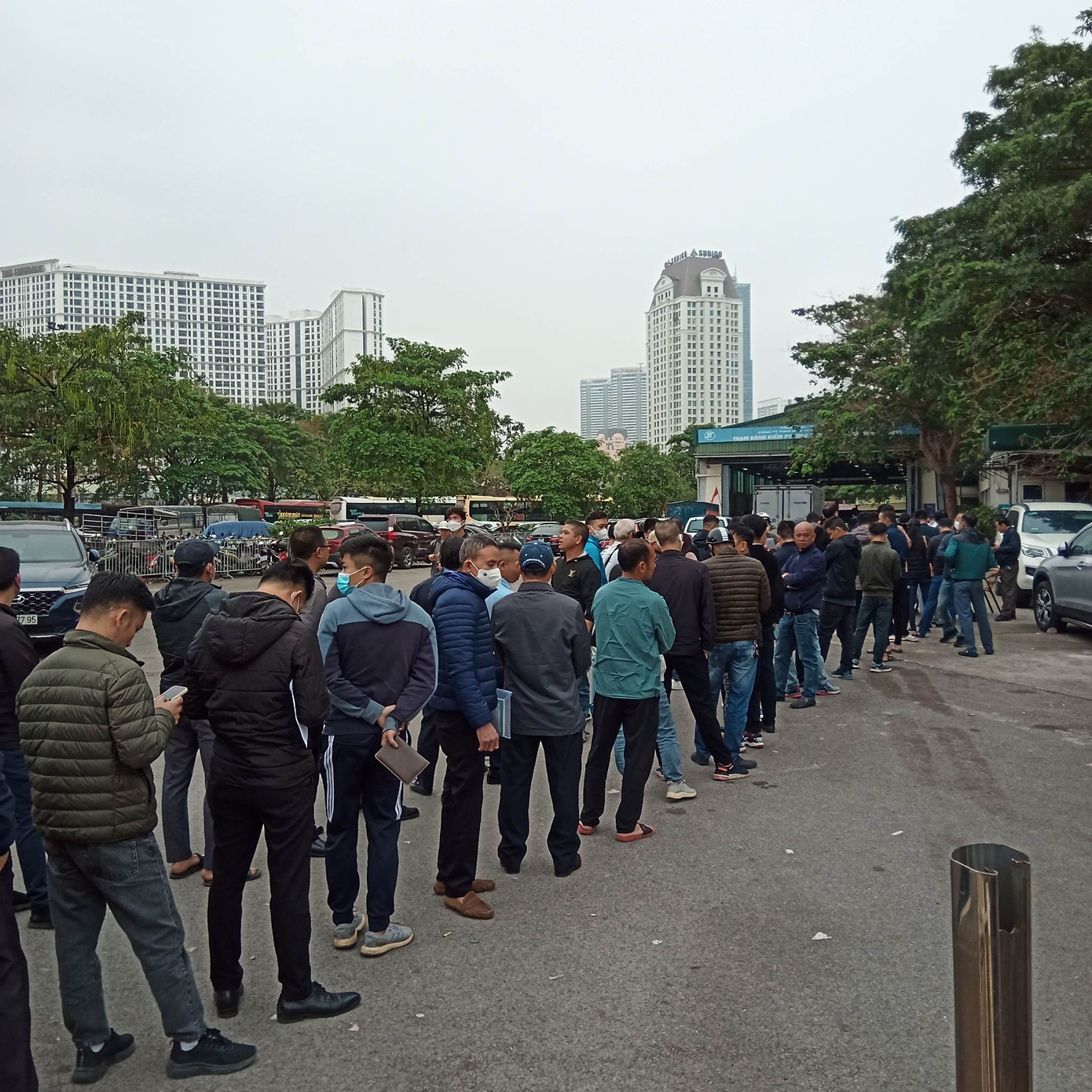 Những tài xế may mắn lấy được số thứ tự đang chờ lực lượng chức năng đăng kiểm cho phương tiện của mình tại Trung tâm đăng kiểm 2903S. Ảnh: Đ.H Những tài xế may mắn lấy được số thứ tự đang chờ lực lượng chức năng đăng kiểm cho phương tiện của mình tại Trung tâm đăng kiểm 2903S. Ảnh: Đ.H