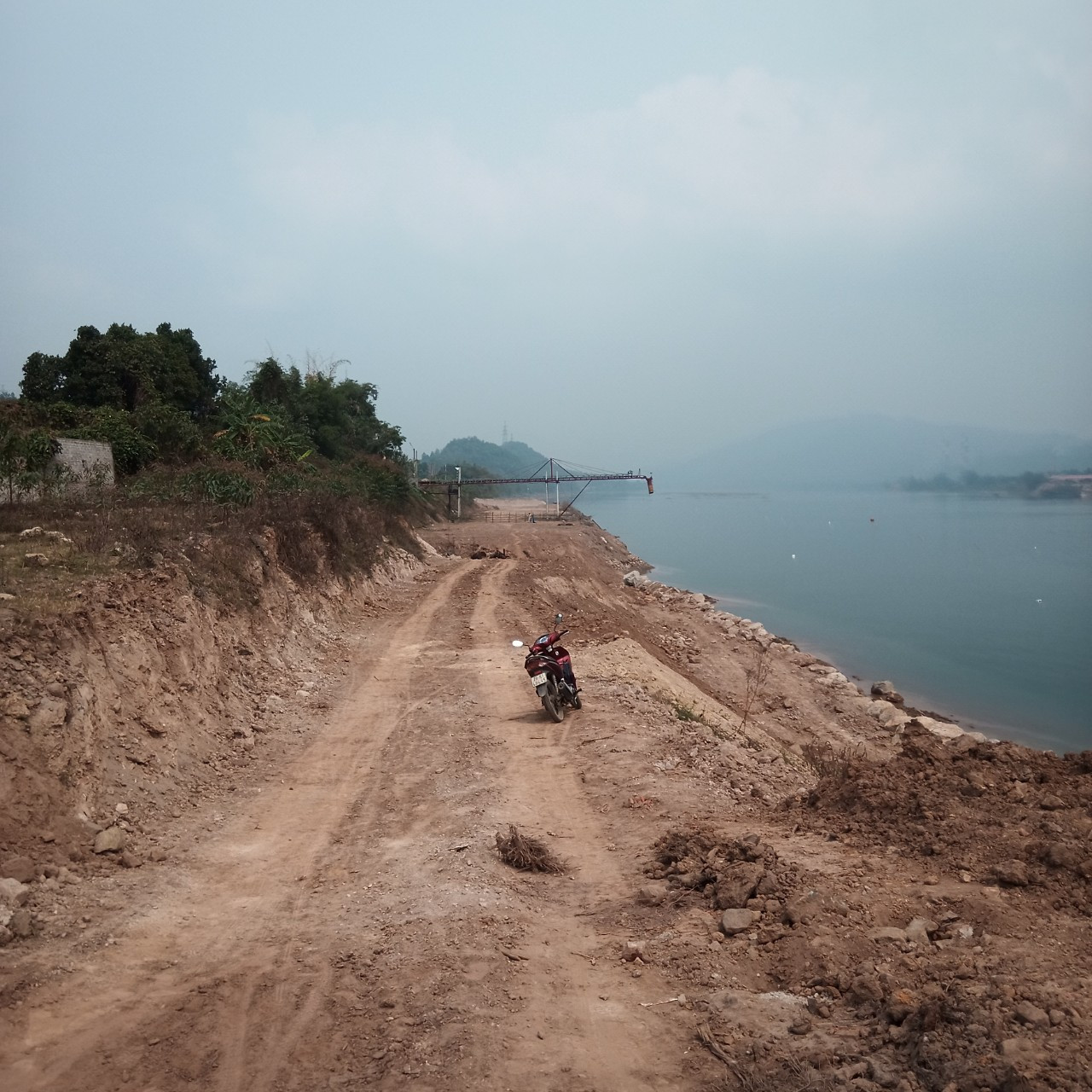 Hiện trạng bức tử sông Đà tại khu vực xã Yên Mông. Hiện trạng bức tử sông Đà tại khu vực xã Yên Mông.