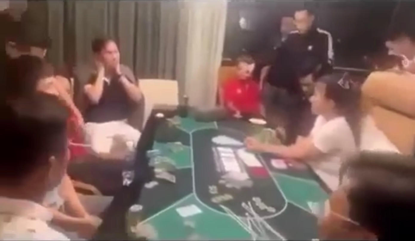 Hiện trường vụ đánh bạc. Ảnh cắt từ clip. Hiện trường vụ đánh bạc. Ảnh cắt từ clip.