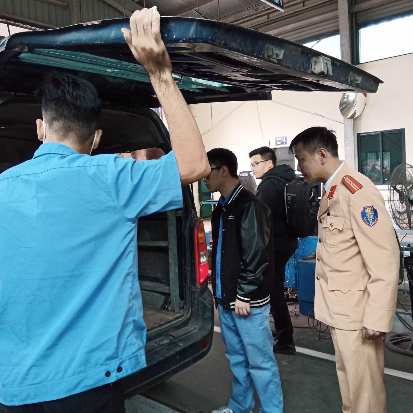 Hình ảnh CSGT tại Trung tâm đăng kiểm 2903S ở Nam Từ Liêm. Ảnh: Đ.H Hình ảnh CSGT tại Trung tâm đăng kiểm 2903S ở Nam Từ Liêm. Ảnh: Đ.H