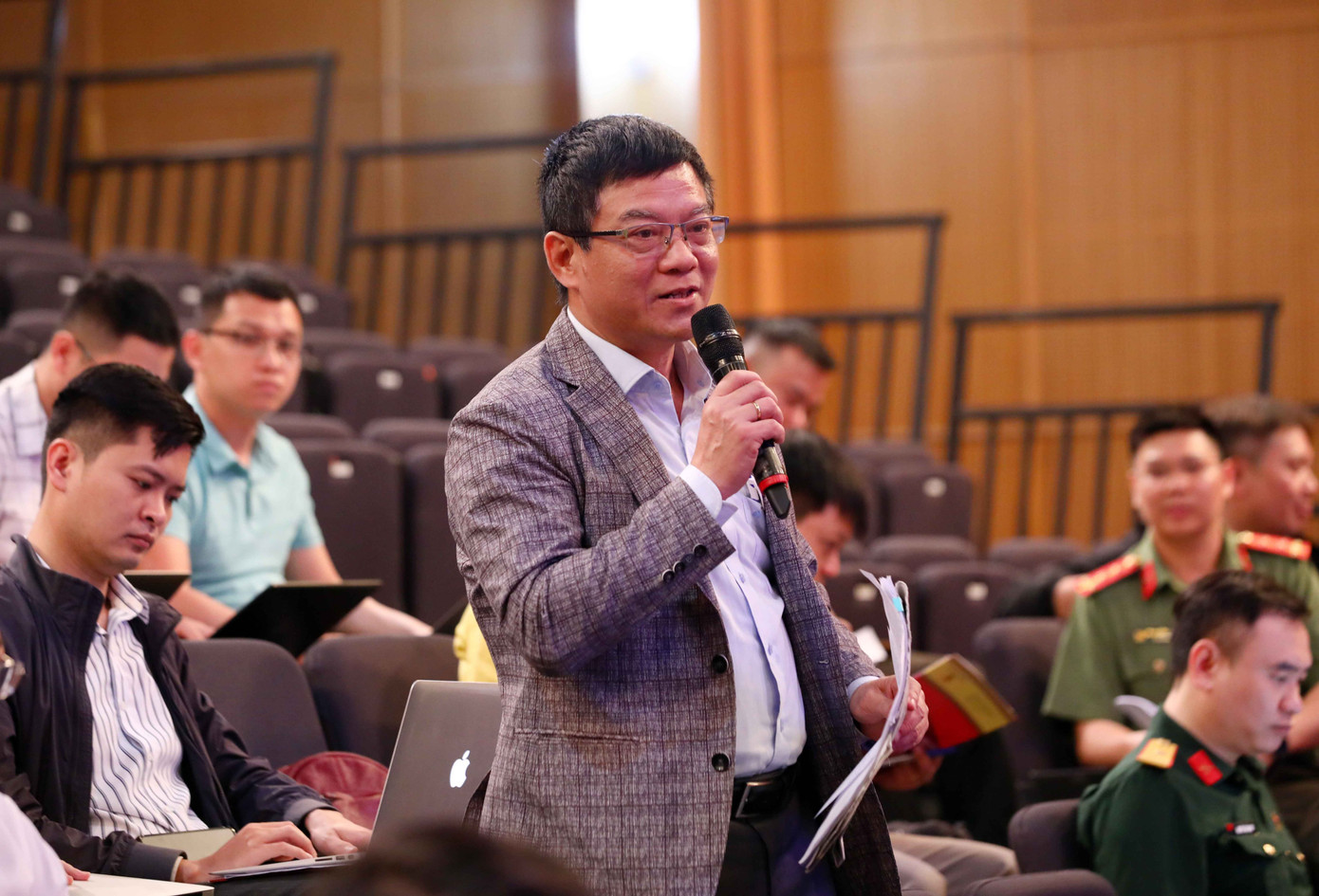 Đại diện Báo Nhân dân phát biểu tại toà đàm.