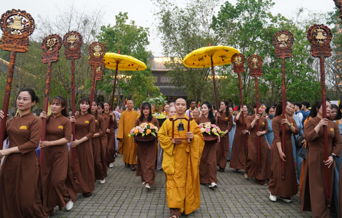 Hàng nghìn phật tử và du khách đón cây bồ đề tại chùa Bái Đính. Hàng nghìn phật tử và du khách đón cây bồ đề tại chùa Bái Đính.